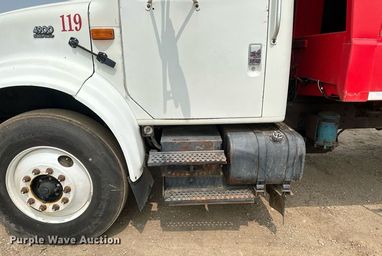 image for item EB2614 1999 International 4900 refuse truck