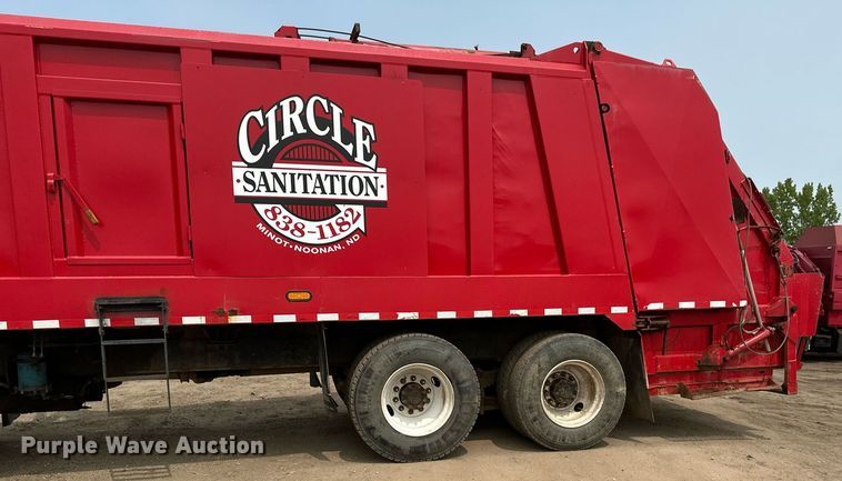 image for item EB2614 1999 International 4900 refuse truck