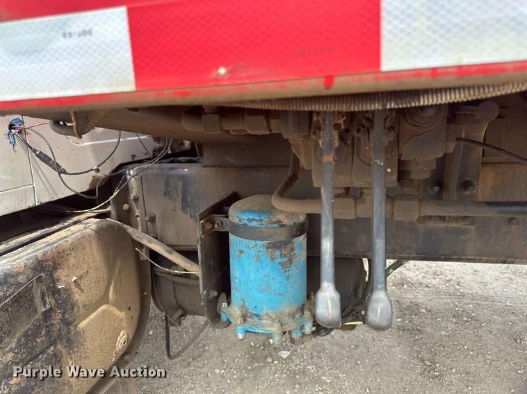 image for item EB2614 1999 International 4900 refuse truck