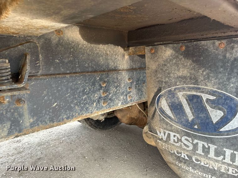 image for item EB2614 1999 International 4900 refuse truck