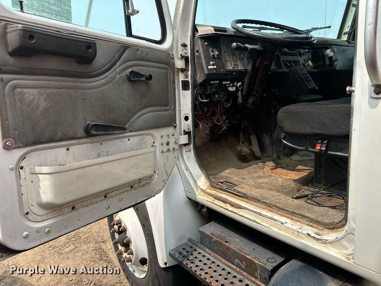 image for item EB2614 1999 International 4900 refuse truck