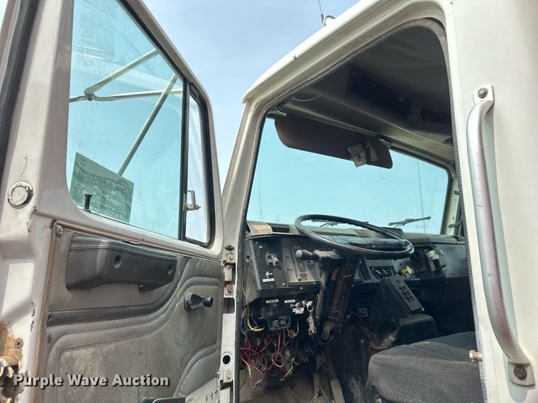 image for item EB2614 1999 International 4900 refuse truck