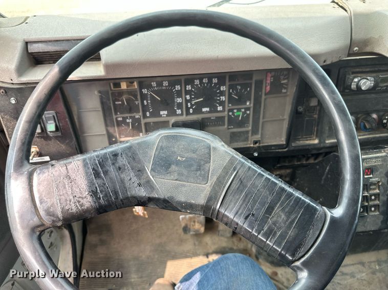 image for item EB2614 1999 International 4900 refuse truck