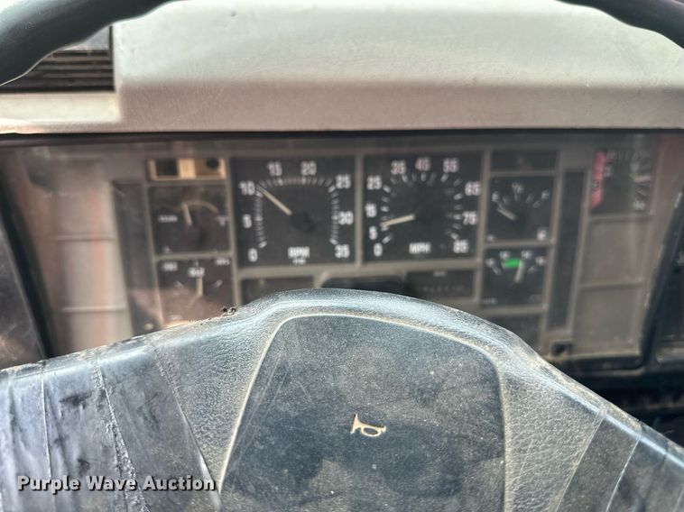 image for item EB2614 1999 International 4900 refuse truck