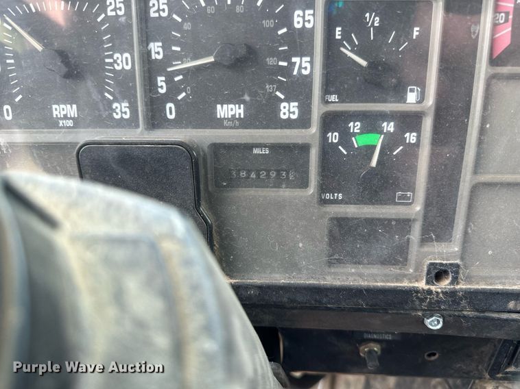 image for item EB2614 1999 International 4900 refuse truck