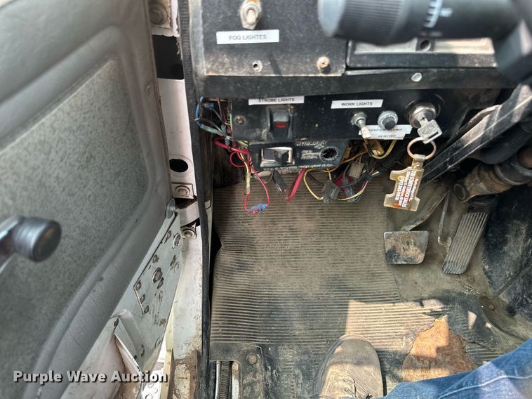 image for item EB2614 1999 International 4900 refuse truck