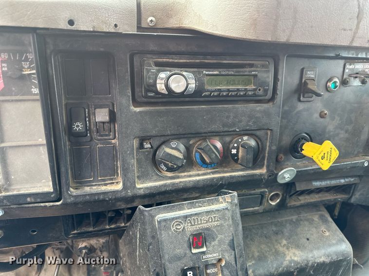 image for item EB2614 1999 International 4900 refuse truck