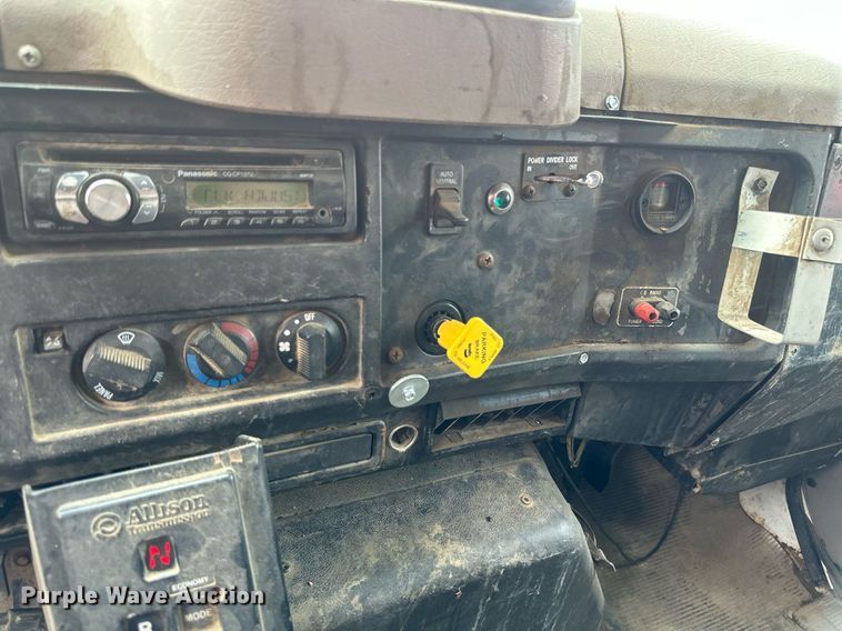 image for item EB2614 1999 International 4900 refuse truck