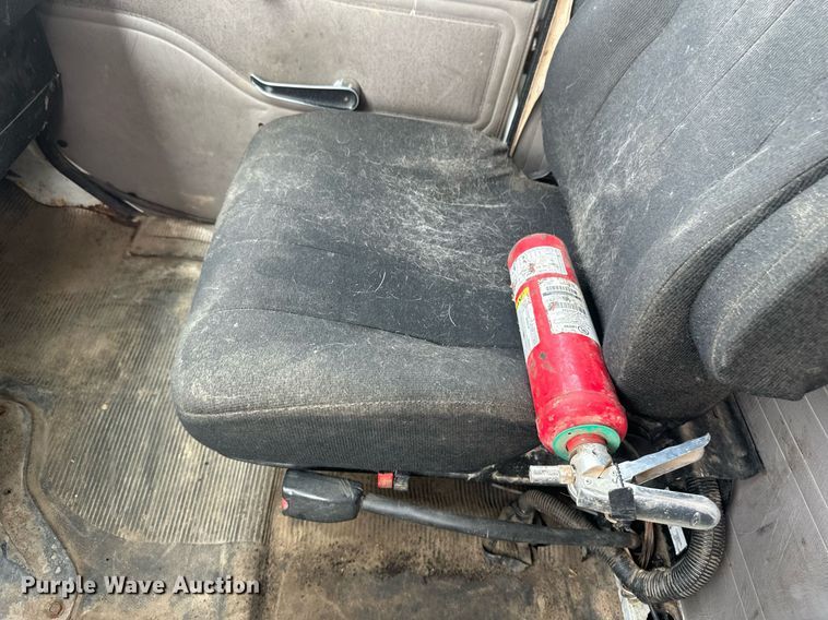 image for item EB2614 1999 International 4900 refuse truck