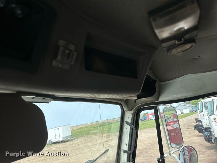 image for item EB2614 1999 International 4900 refuse truck