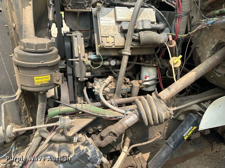 image for item EB2614 1999 International 4900 refuse truck