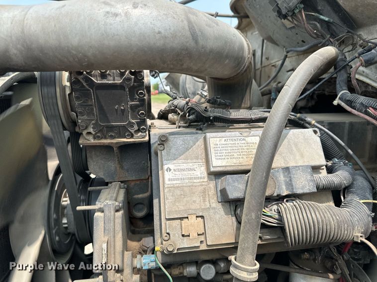 image for item EB2614 1999 International 4900 refuse truck