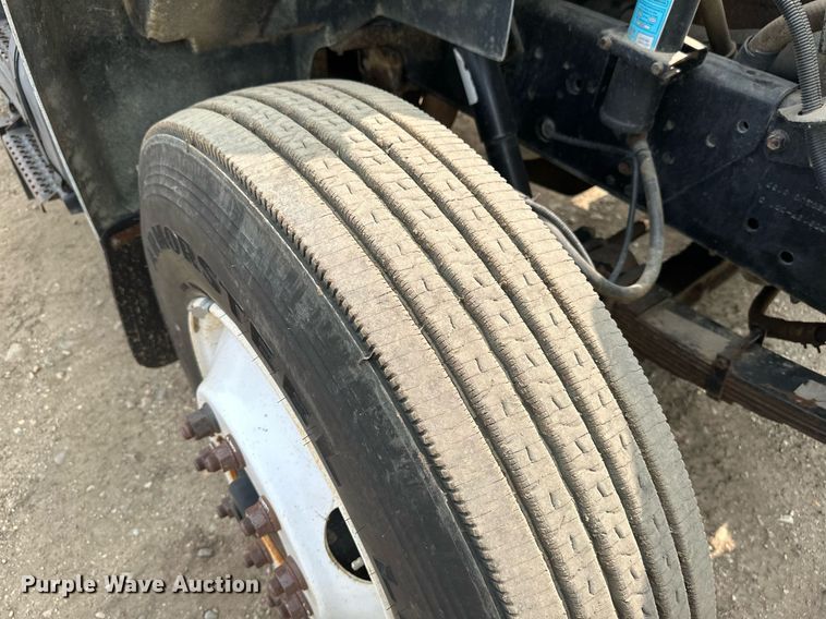 image for item EB2614 1999 International 4900 refuse truck