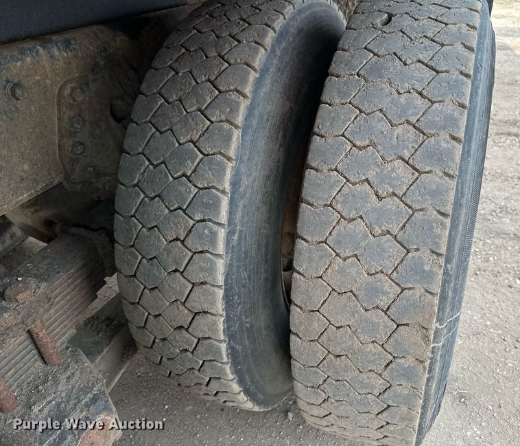 image for item EB2614 1999 International 4900 refuse truck