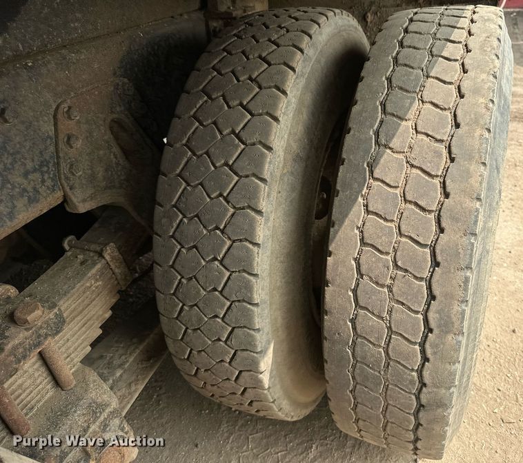 image for item EB2614 1999 International 4900 refuse truck