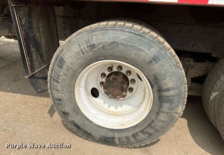 image for item EB2614 1999 International 4900 refuse truck