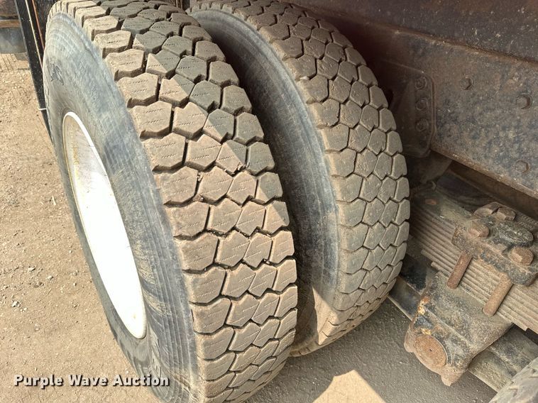 image for item EB2614 1999 International 4900 refuse truck