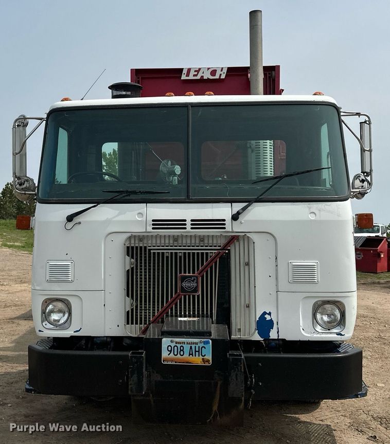 image for item EB2616 1999 Volvo Xpeditor refuse truck
