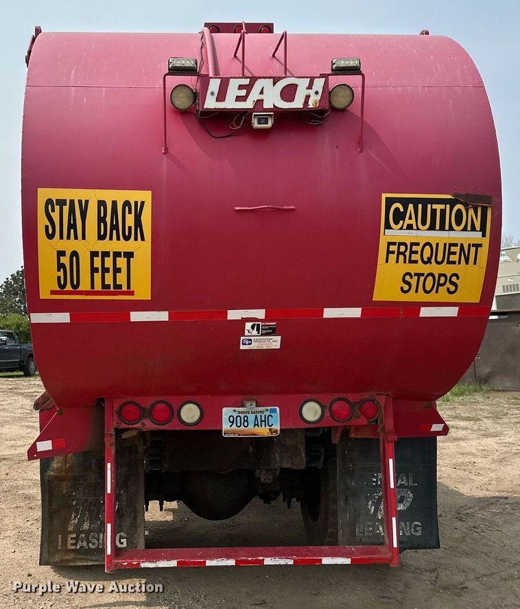 image for item EB2616 1999 Volvo Xpeditor refuse truck