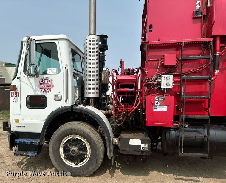 image for item EB2616 1999 Volvo Xpeditor refuse truck