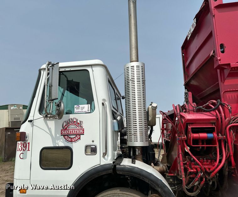 image for item EB2616 1999 Volvo Xpeditor refuse truck