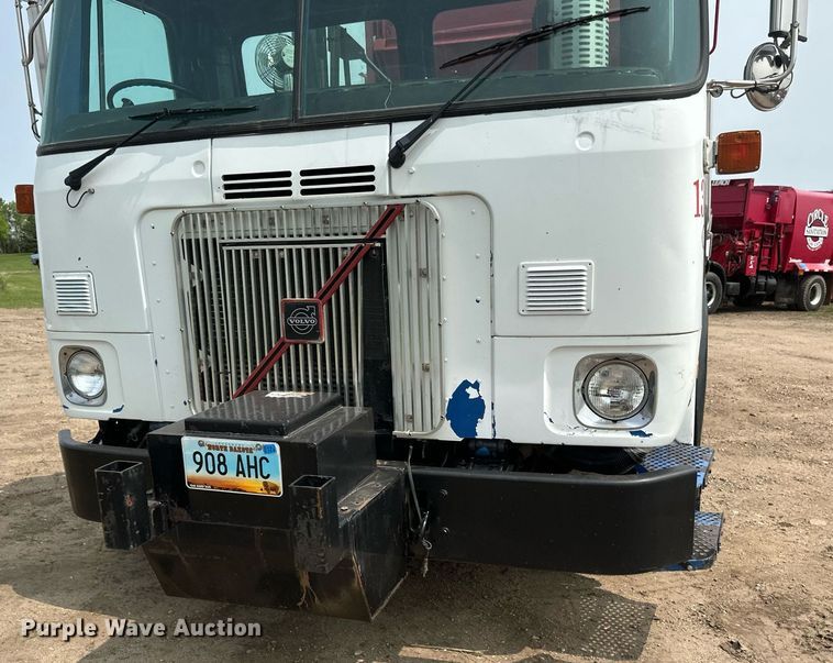 image for item EB2616 1999 Volvo Xpeditor refuse truck