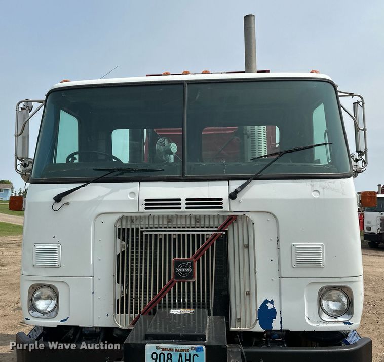 image for item EB2616 1999 Volvo Xpeditor refuse truck