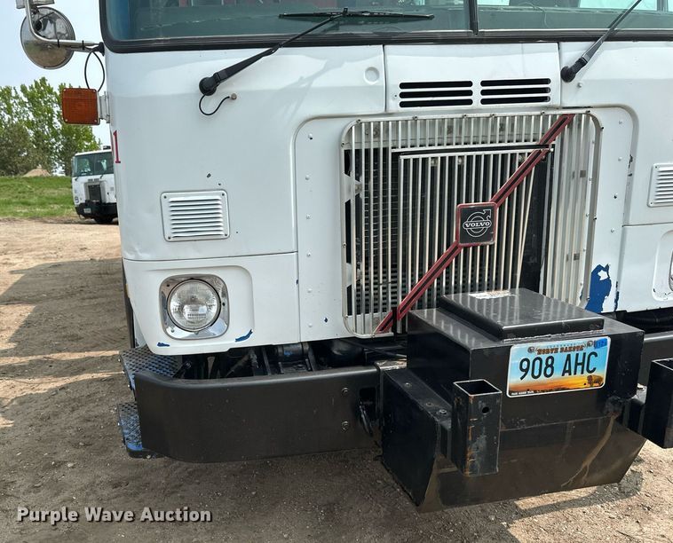 image for item EB2616 1999 Volvo Xpeditor refuse truck