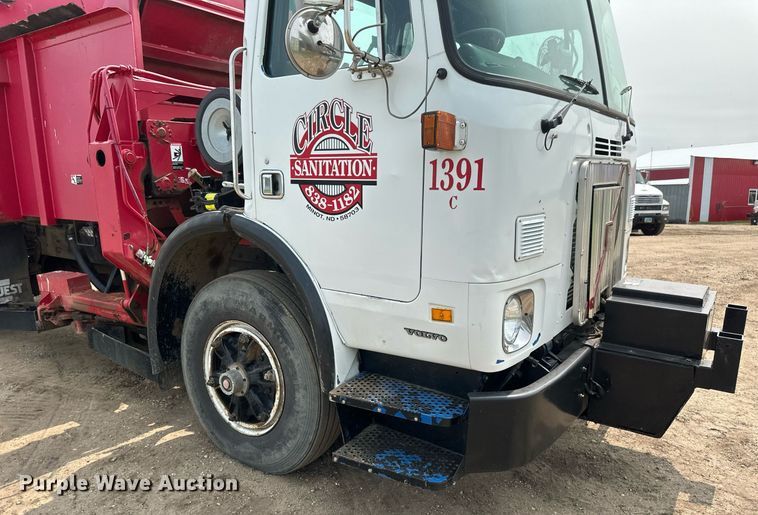 image for item EB2616 1999 Volvo Xpeditor refuse truck