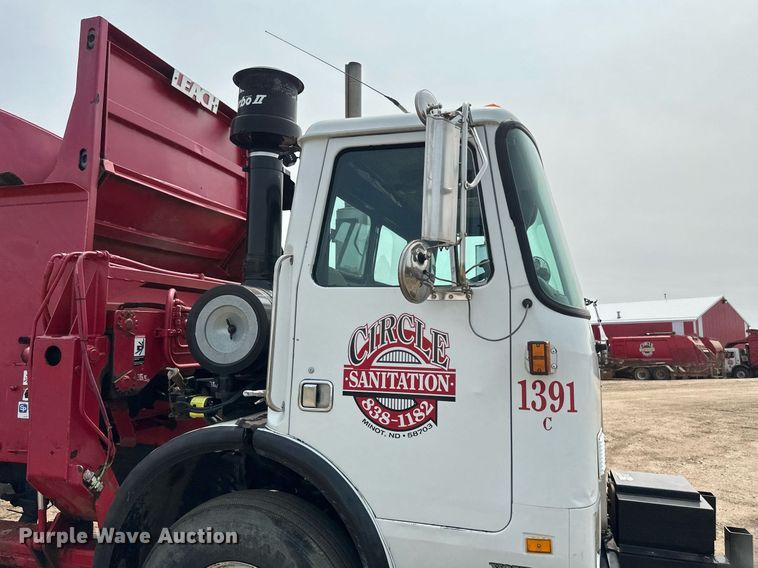 image for item EB2616 1999 Volvo Xpeditor refuse truck