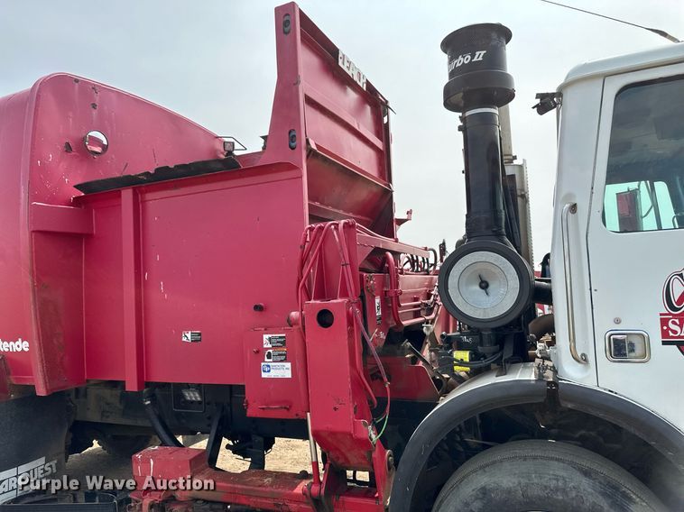 image for item EB2616 1999 Volvo Xpeditor refuse truck