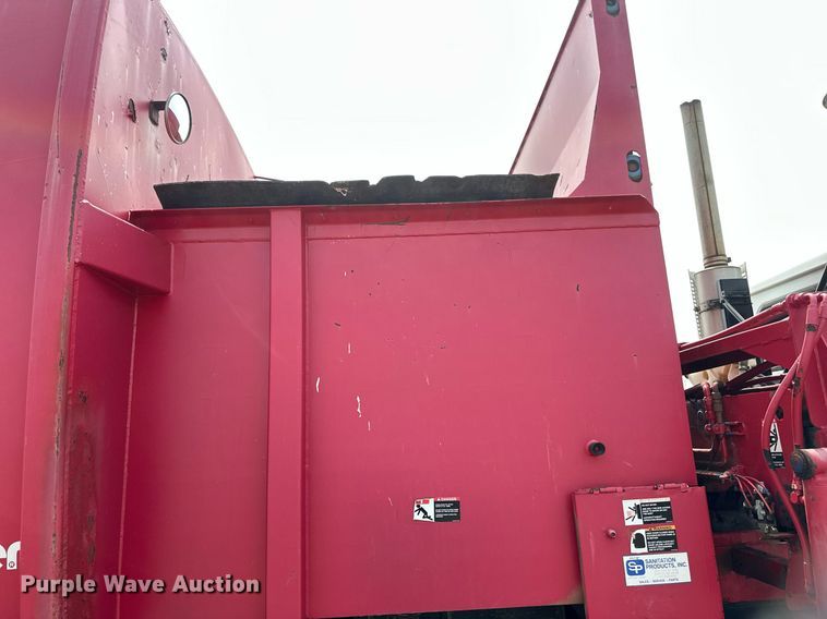 image for item EB2616 1999 Volvo Xpeditor refuse truck