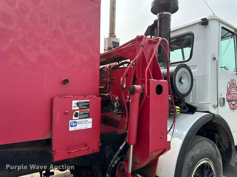 image for item EB2616 1999 Volvo Xpeditor refuse truck