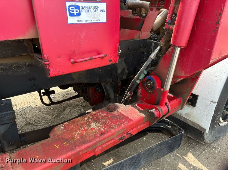 image for item EB2616 1999 Volvo Xpeditor refuse truck