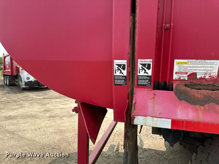 image for item EB2616 1999 Volvo Xpeditor refuse truck