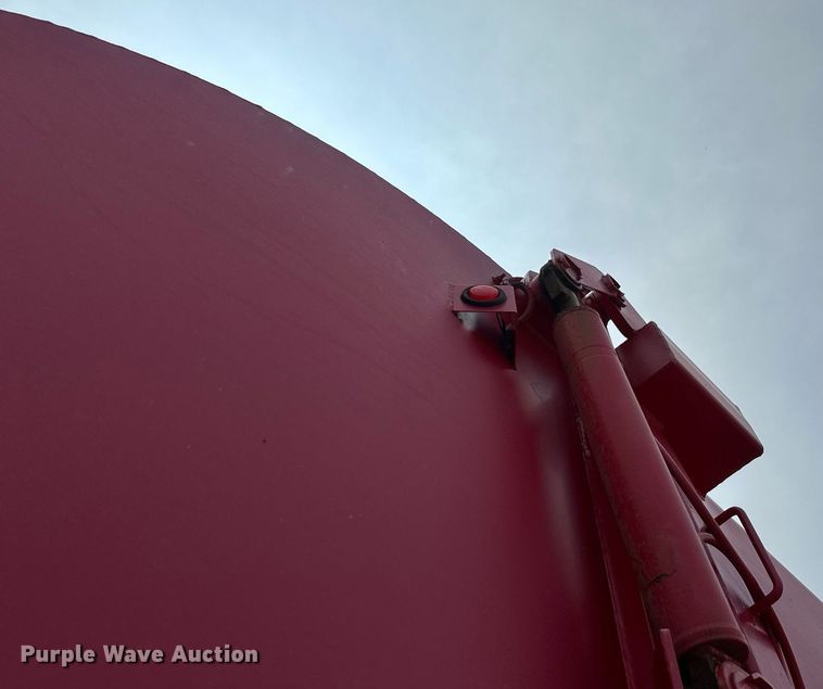 image for item EB2616 1999 Volvo Xpeditor refuse truck