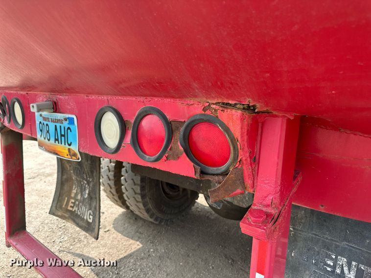 image for item EB2616 1999 Volvo Xpeditor refuse truck