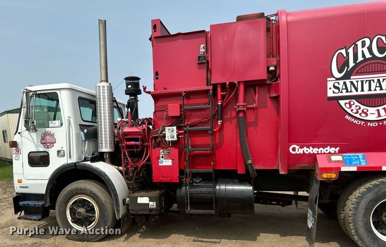 image for item EB2616 1999 Volvo Xpeditor refuse truck