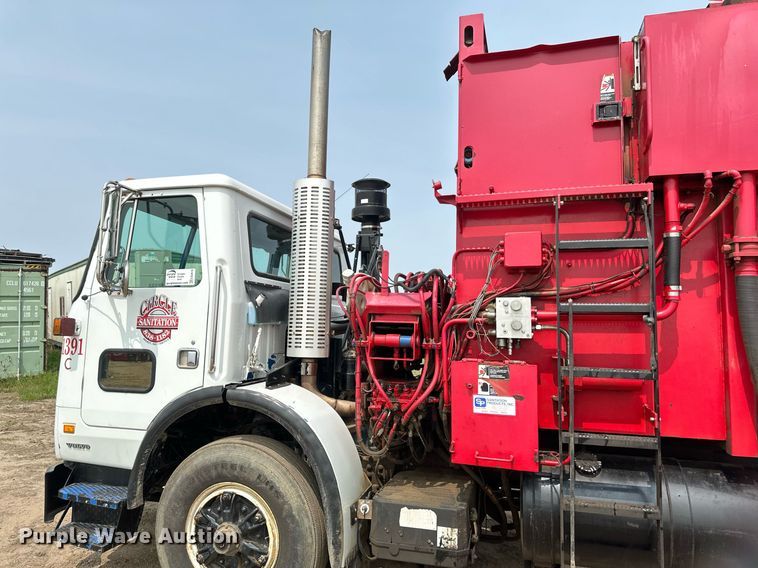 image for item EB2616 1999 Volvo Xpeditor refuse truck