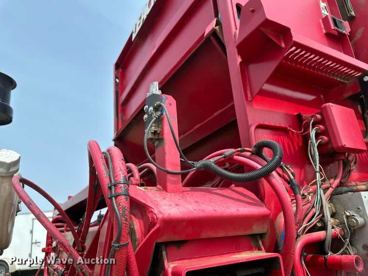 image for item EB2616 1999 Volvo Xpeditor refuse truck