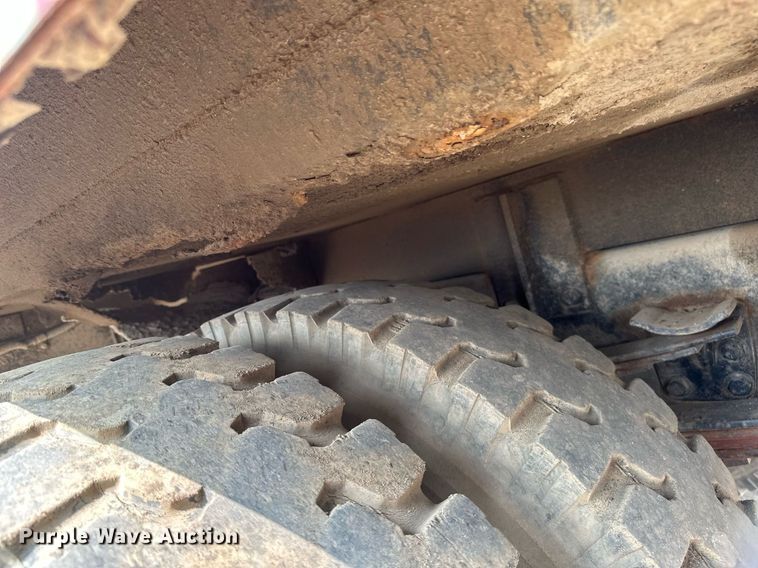 image for item EB2616 1999 Volvo Xpeditor refuse truck