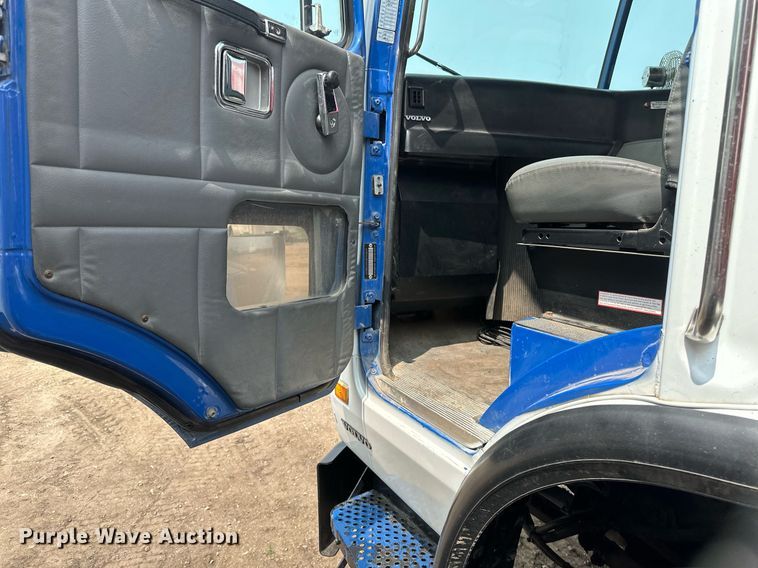 image for item EB2616 1999 Volvo Xpeditor refuse truck