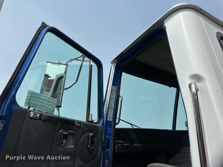 image for item EB2616 1999 Volvo Xpeditor refuse truck