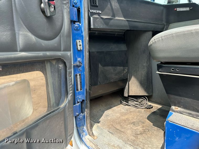 image for item EB2616 1999 Volvo Xpeditor refuse truck