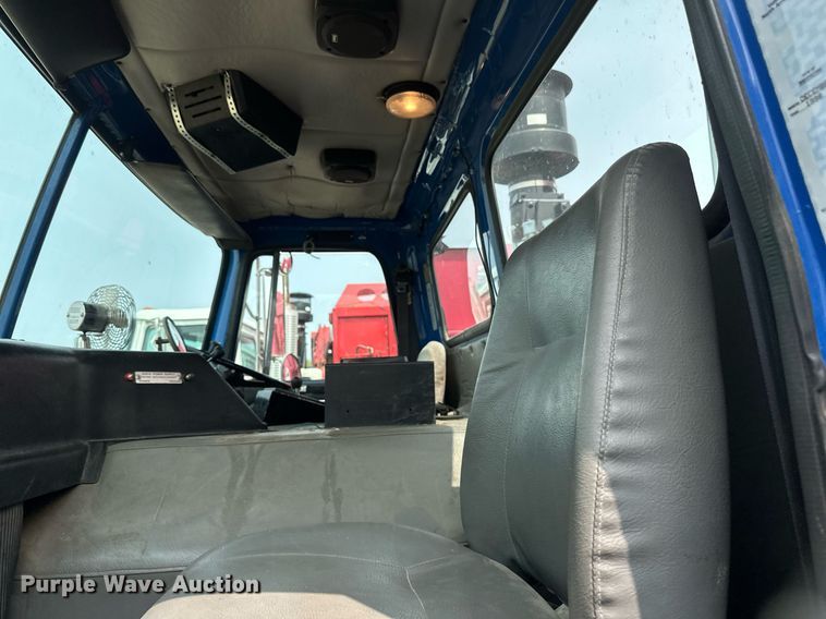 image for item EB2616 1999 Volvo Xpeditor refuse truck