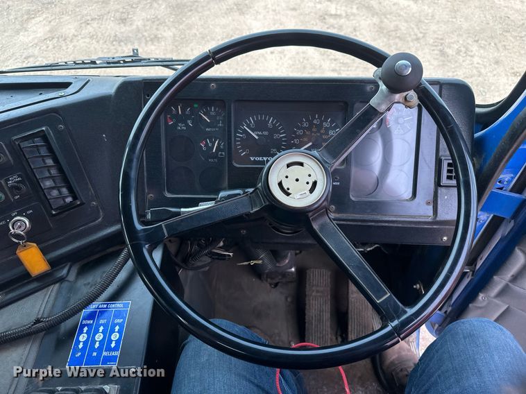 image for item EB2616 1999 Volvo Xpeditor refuse truck