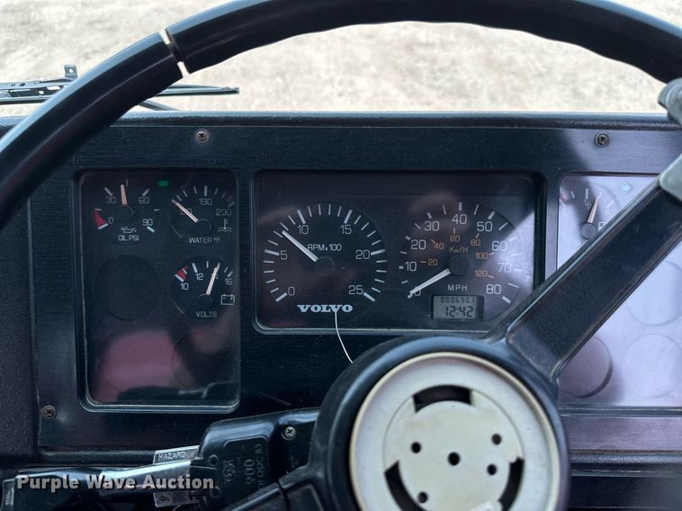 image for item EB2616 1999 Volvo Xpeditor refuse truck