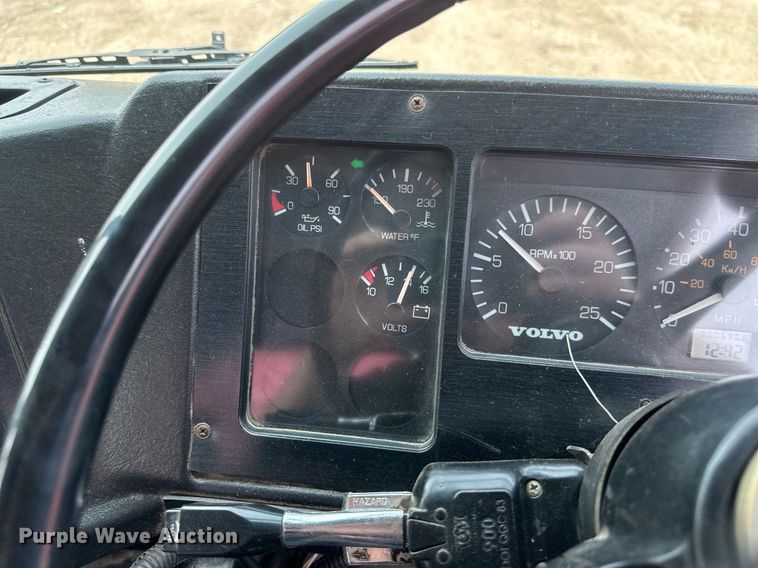 image for item EB2616 1999 Volvo Xpeditor refuse truck