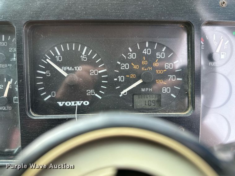 image for item EB2616 1999 Volvo Xpeditor refuse truck