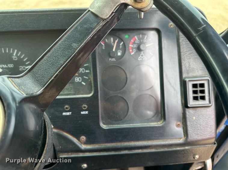 image for item EB2616 1999 Volvo Xpeditor refuse truck